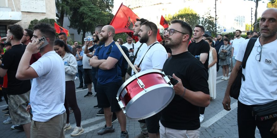 Arnavutluk'ta Zvernec'teki turizm projesine karşı gösteriler 13. gününde sürüyor
