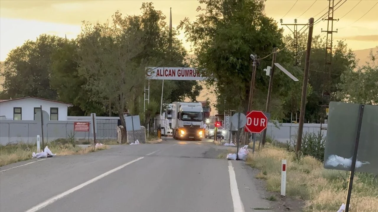 Ermenistan Lübnan'a yardım tırları gönderdi