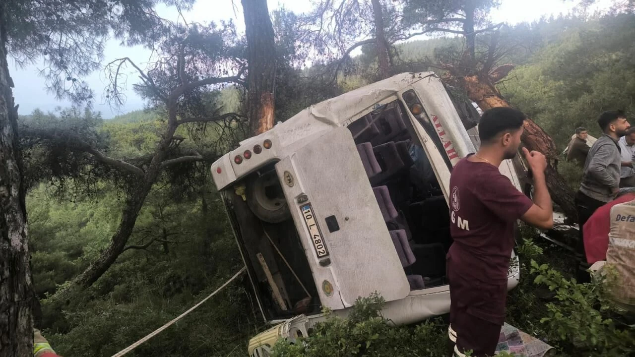 Tarım işçilerini taşıyan midibüs devrildi: 22 yaralı