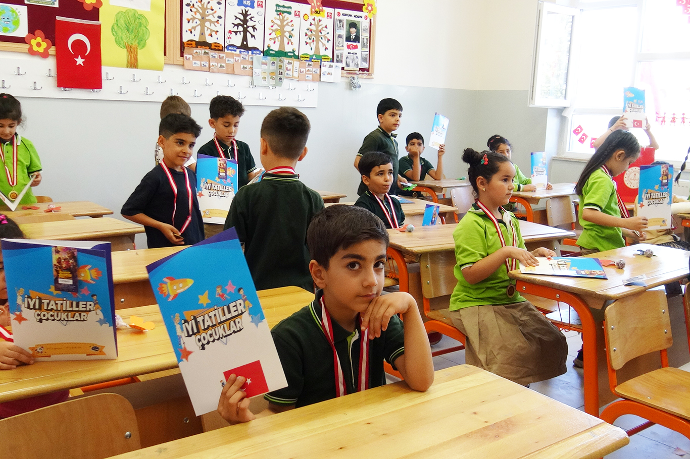 Karne heyecanı yaşayan öğrenciler tatil planlarını ve meslek hayallerini anlattı