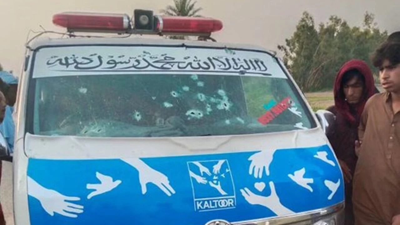 Pakistan'da ambulansa saldırı!