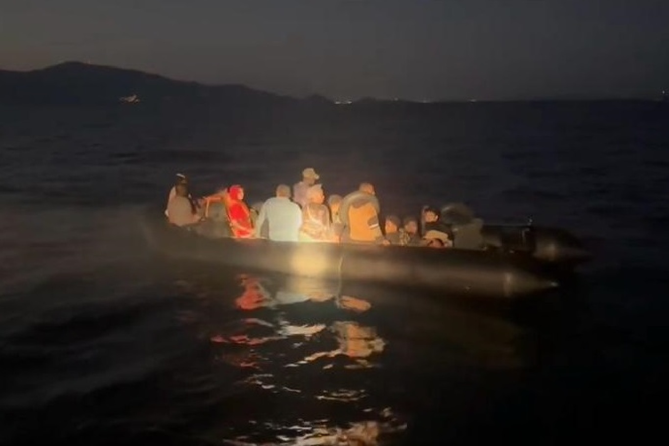 İzmir açıklarında 32 düzensiz göçmen yakalandı