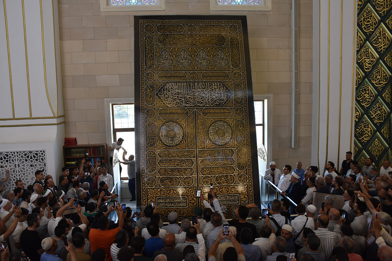 Kabe'nin kapı örtüsü Millet Camii'nde ziyarete açıldı
