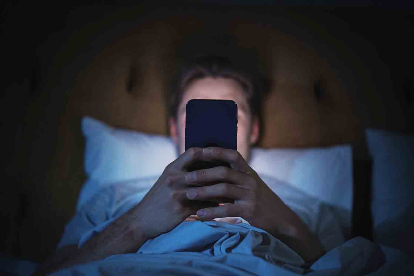 Yatak odasında telefon kullanımı uyku kalitesini düşürüyor