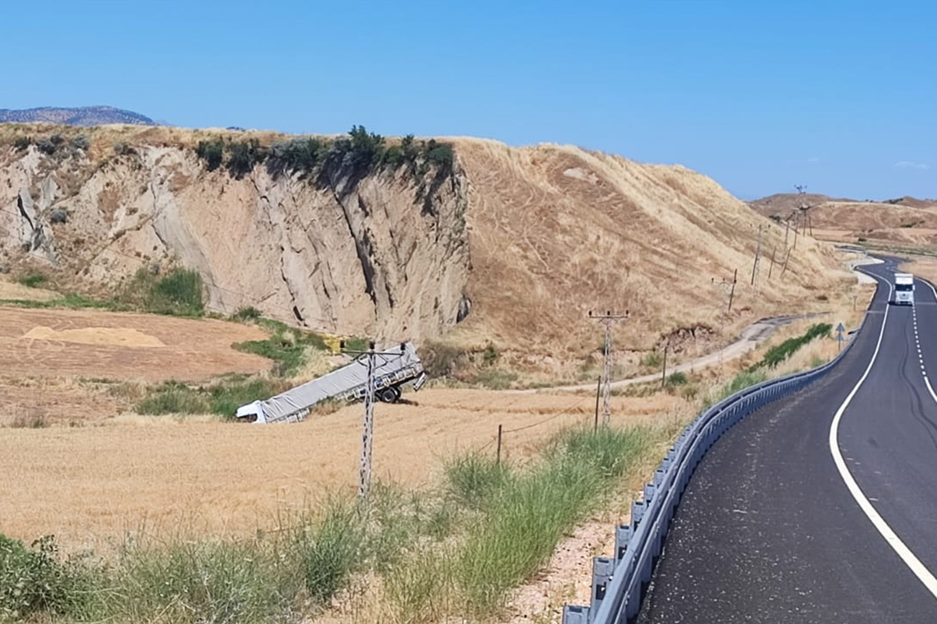Batman'da tır sulama kanalına uçtu: 2 yaralı