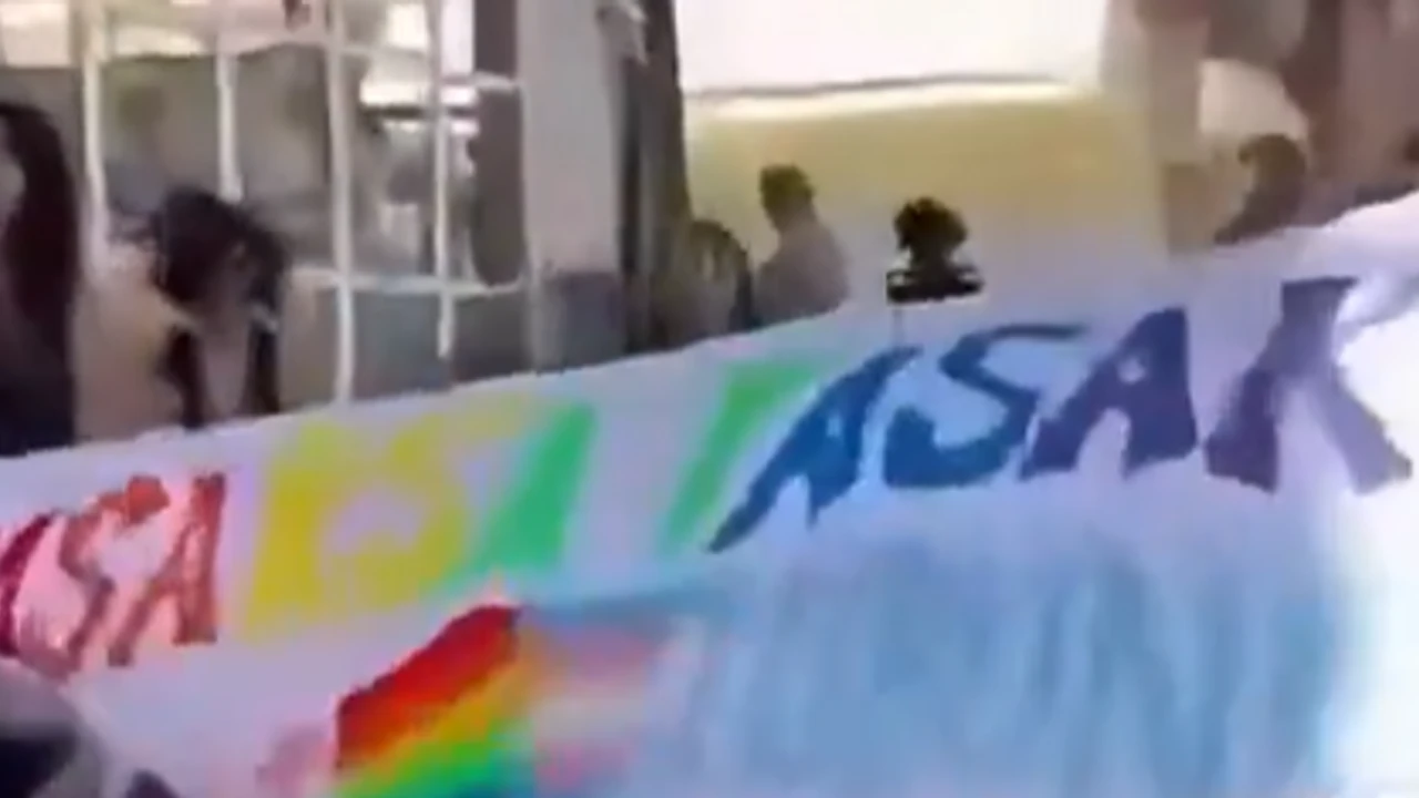 Kabe resmi çizip, kendi renkleriyle boyadılar.. LGBT dernekleri ne zaman kapatılacak?