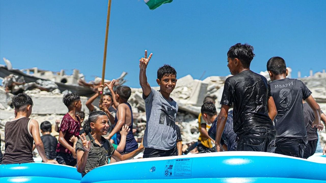Gazze'den Tatlı Görüntüler: Sıcaktan Bunalan Çocuklar Havuzda Eğlendi