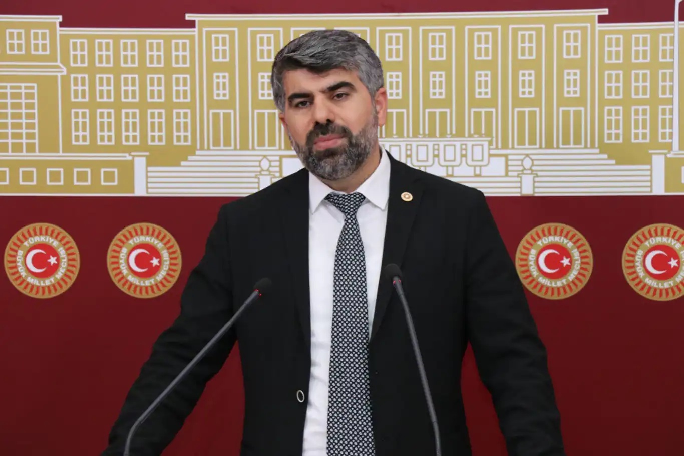 HÜDA PAR Milletvekili Dinç'ten FSM Köprüsü’ne ABD bayrağı renklerinin yansıtılmasına tepki