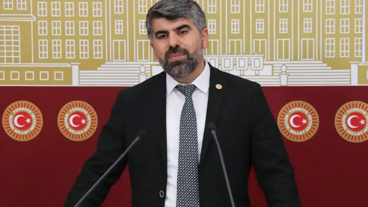 Milletvekili Dinç'ten FSM Köprüsü’ne ABD bayrağı renklerinin yansıtılmasına tepki