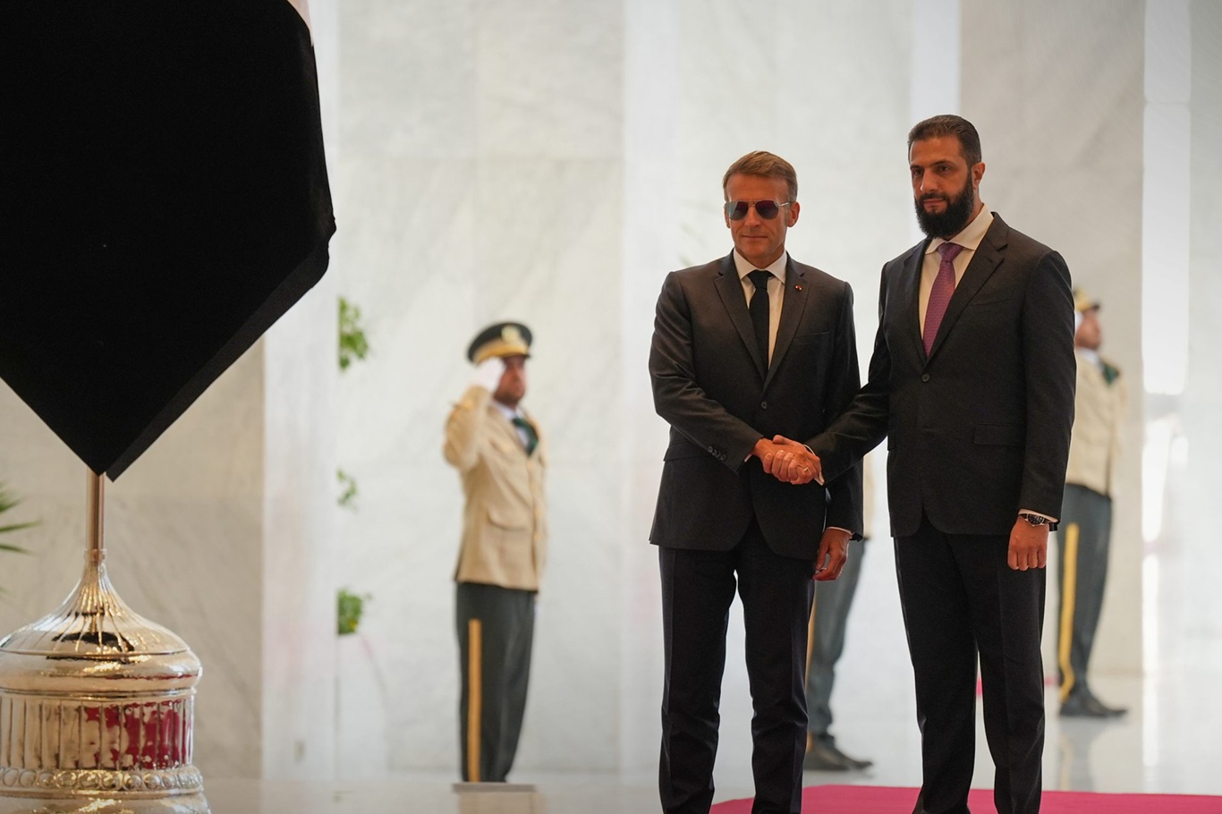 Elysee Sarayı, Macron'un Şam'daki patlamalarda yaralanmadığını açıkladı