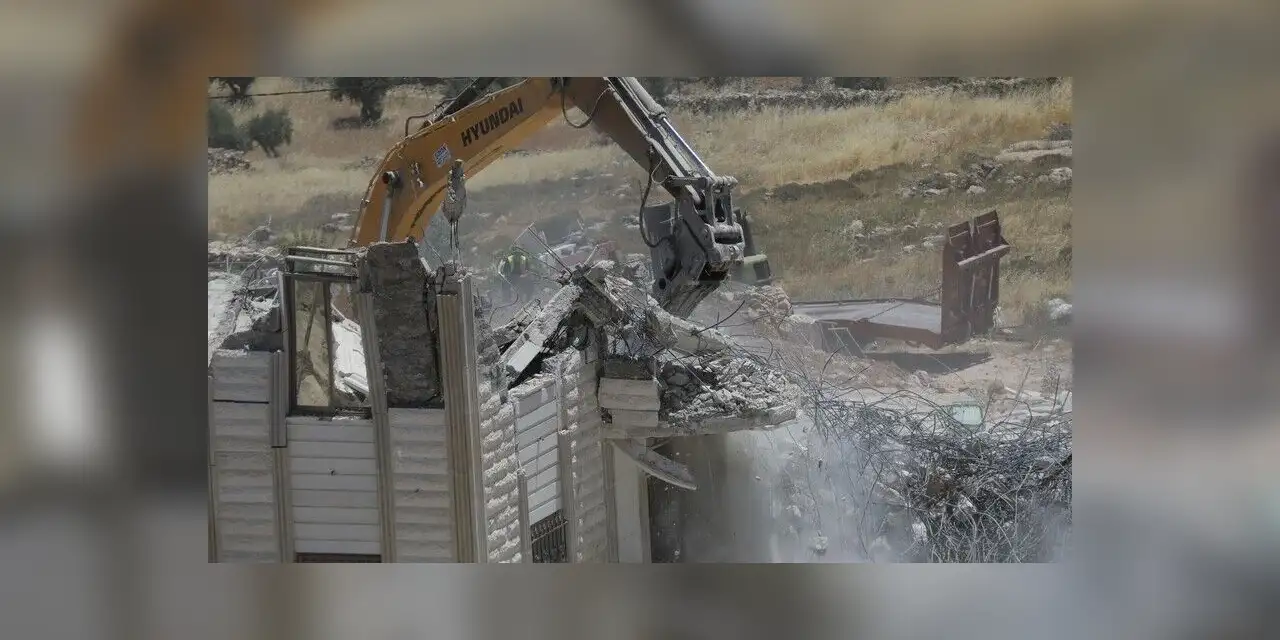 Siyonist İsrail, işgal altındaki Batı Şeria'da Filistinlilere ait bir binayı yıktı