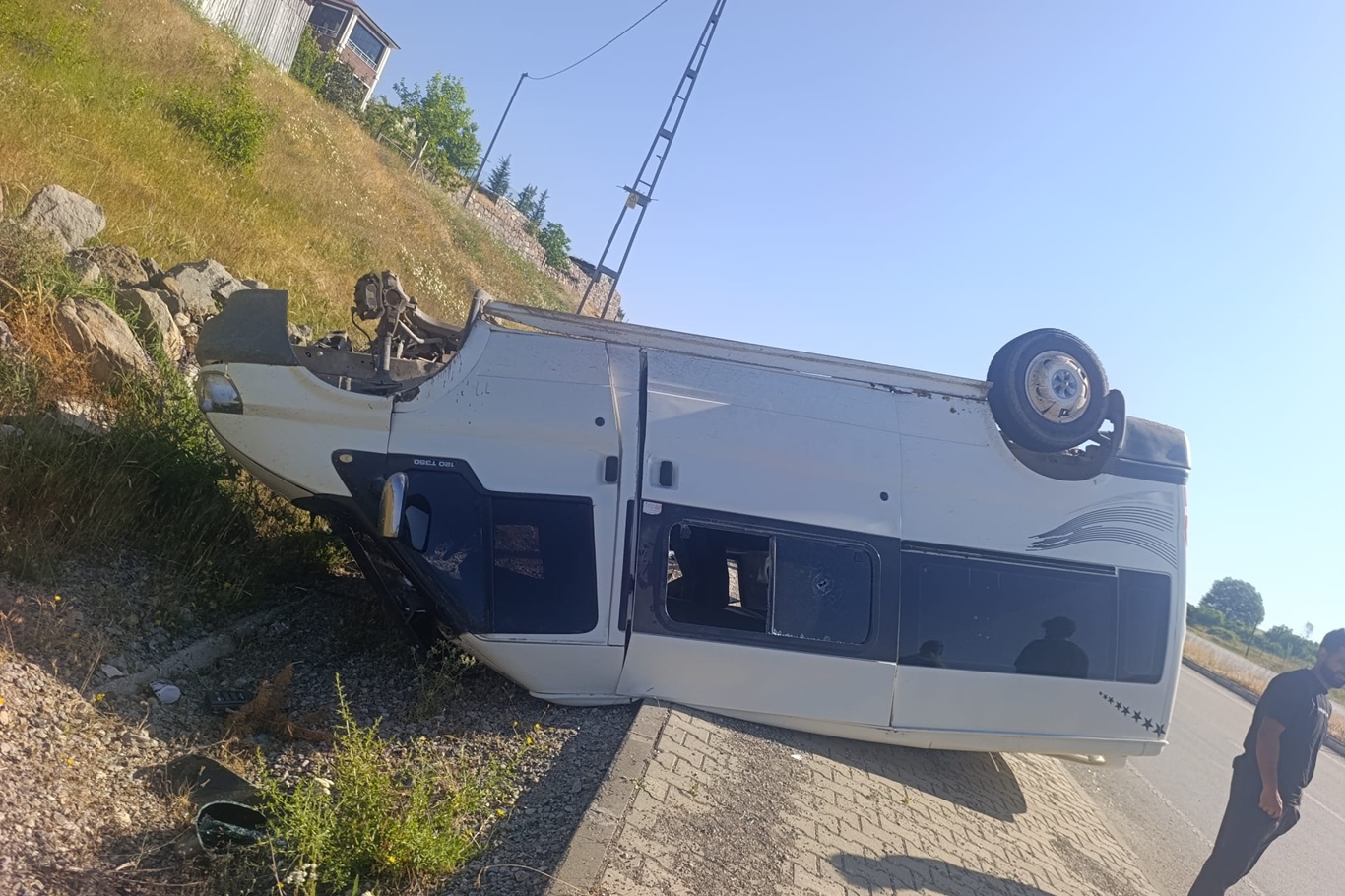 Bingöl'de minibüs devrildi: Sürücü yaralandı
