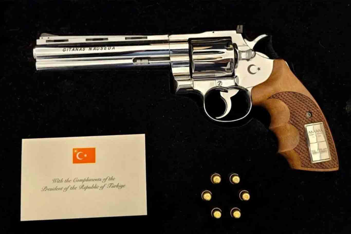Cumhurbaşkanı Erdoğan'ın NATO liderlerine hediye ettiği tabancalar Avrupa başkentlerini karıştırdı