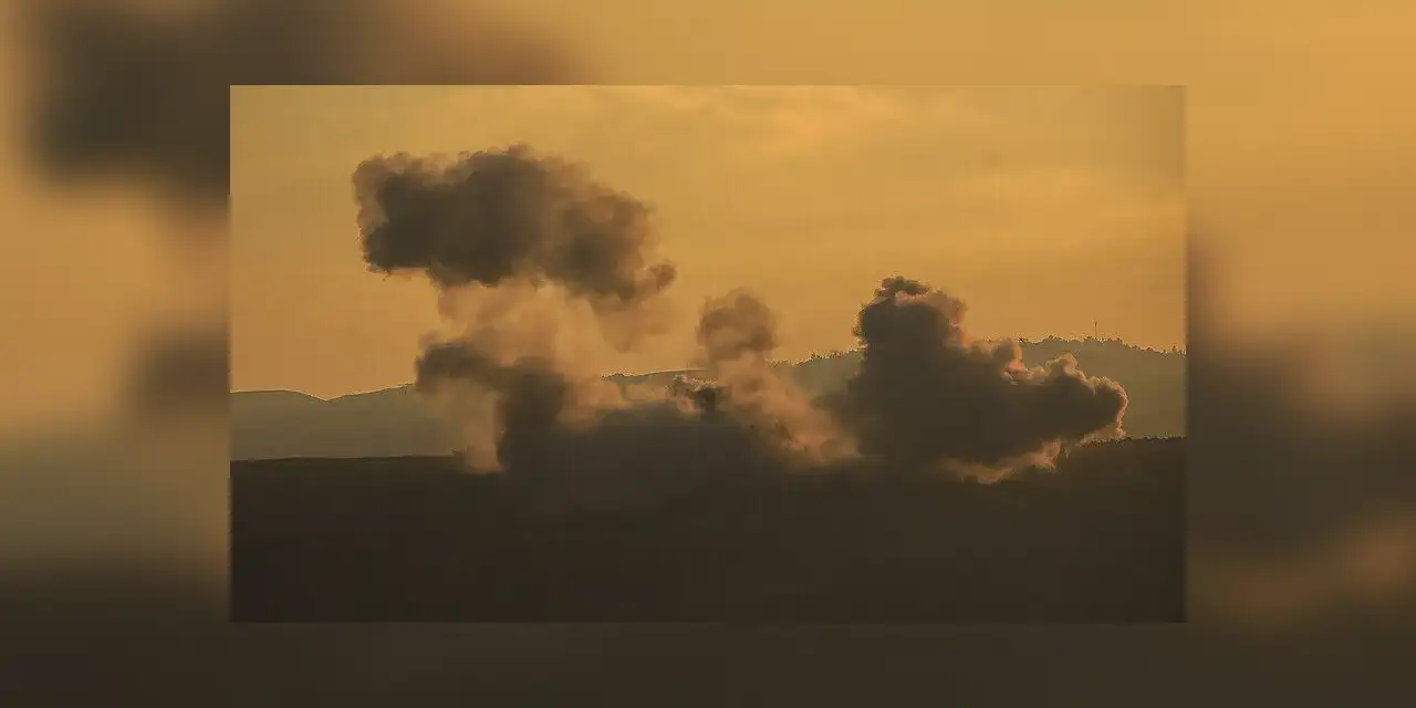 Soykırımcı İsrail Lübnan'ın güneyinde işgal ettiği beldede bazı evleri yaktı