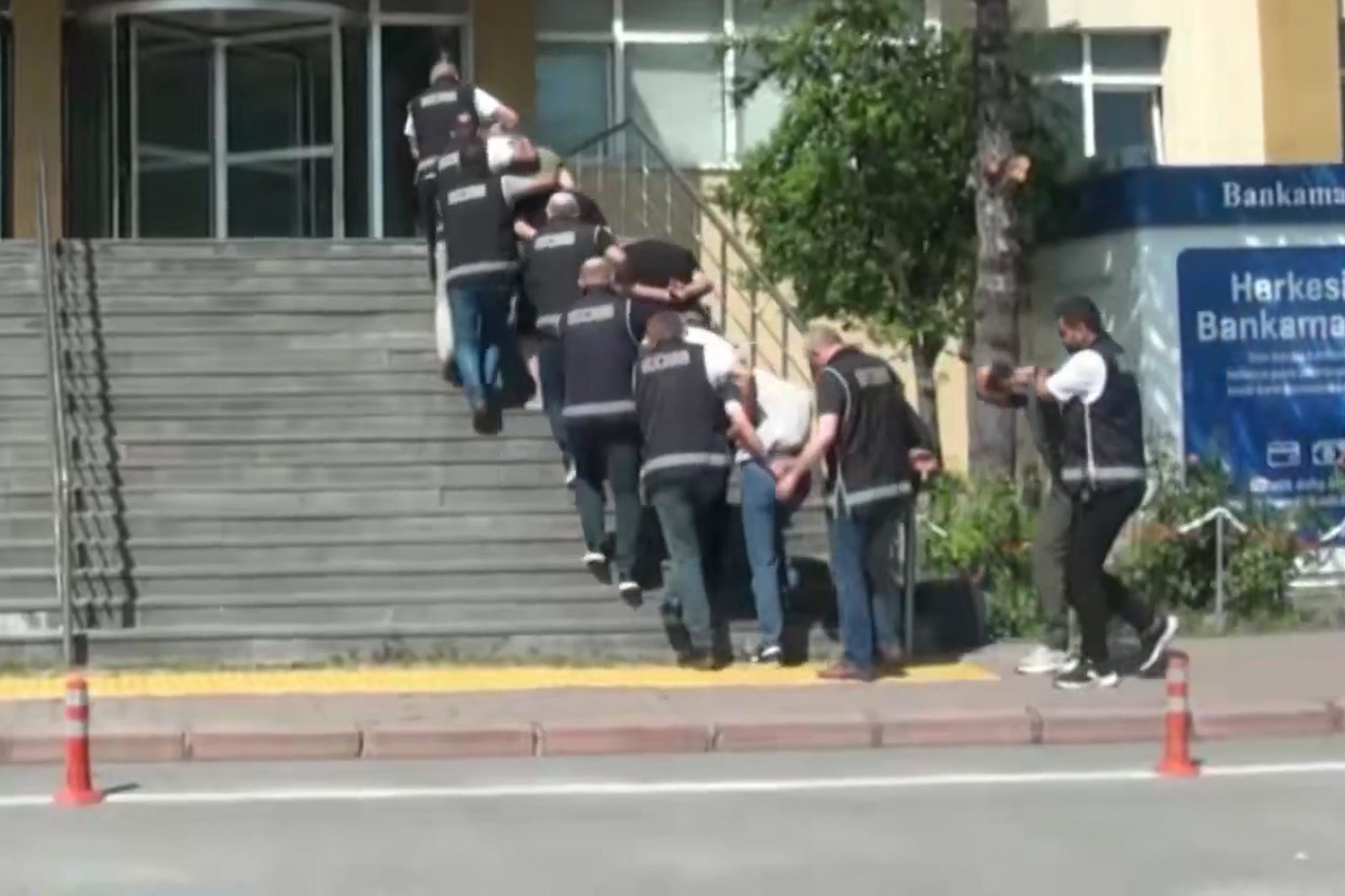 Yapay zekayla ehliyet sınavı dolandırıcılığına 6 ilde operasyon