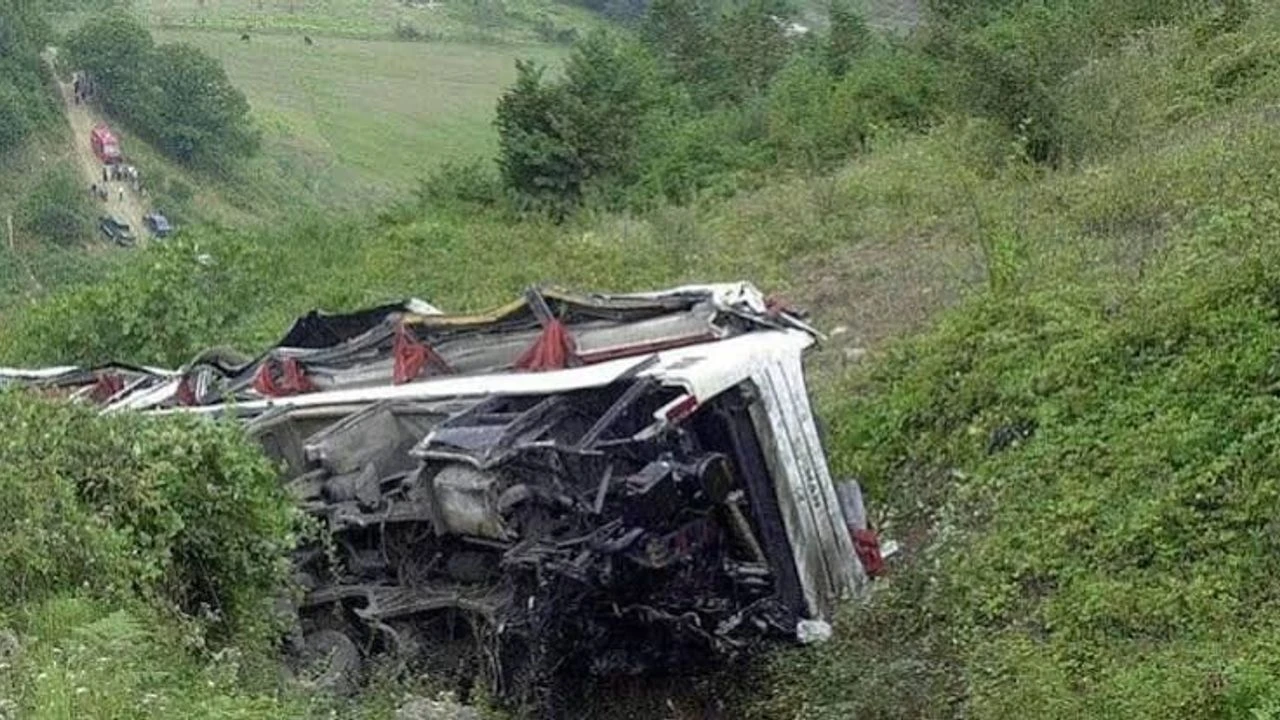 Hindistan'da otobüs kazası: Çok sayıda ölü ve yaralı var!