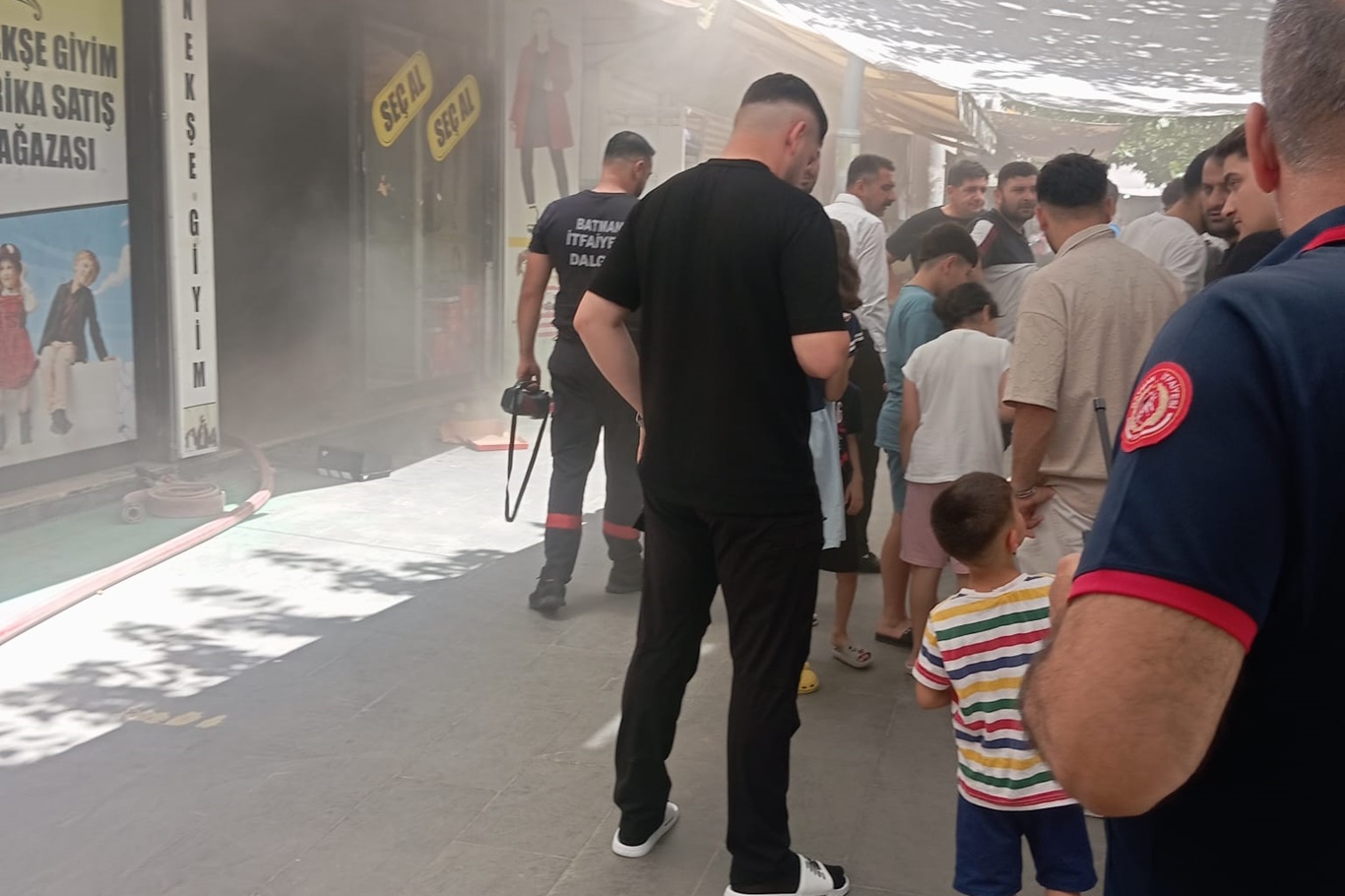 Batman'da iş yerinde korkutan yangın: 2 itfaiye eri dumandan etkilendi