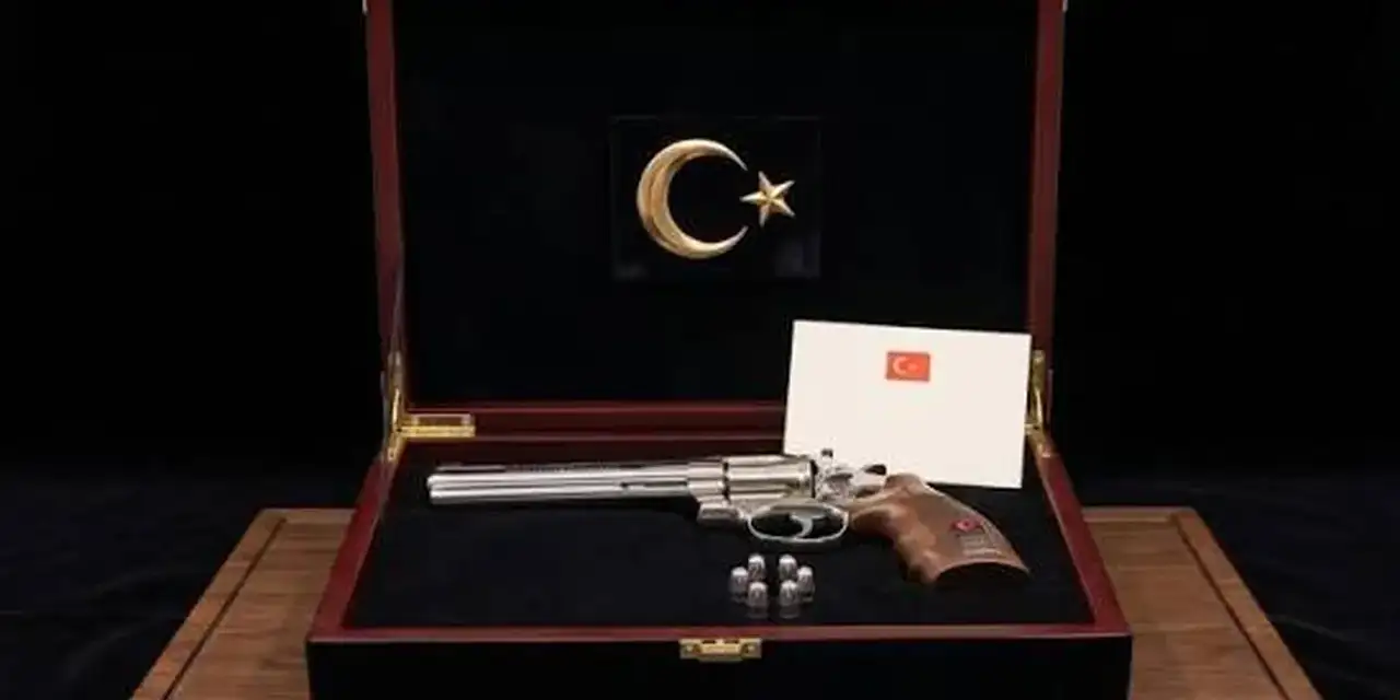Diplomaside semboller ve güç gösterisi