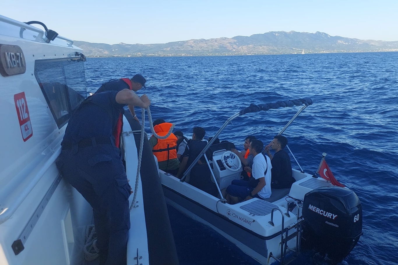 Muğla'da 8 düzensiz göçmen ile 1 göçmen kaçakçılığı şüphelisi yakalandı