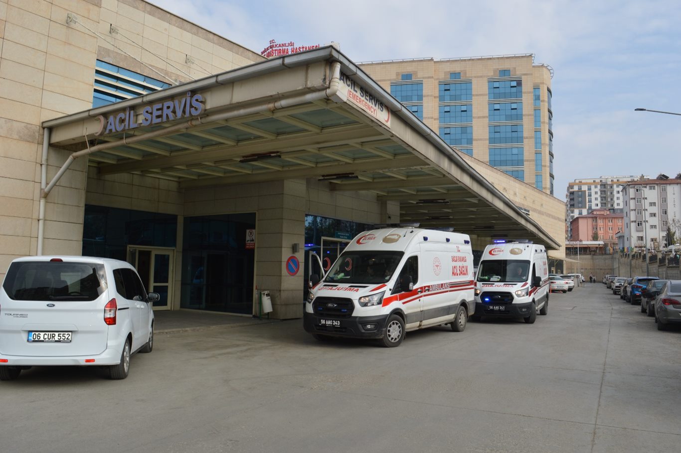 Şirvan'da çekici şarampole devrildi: 2 yaralı