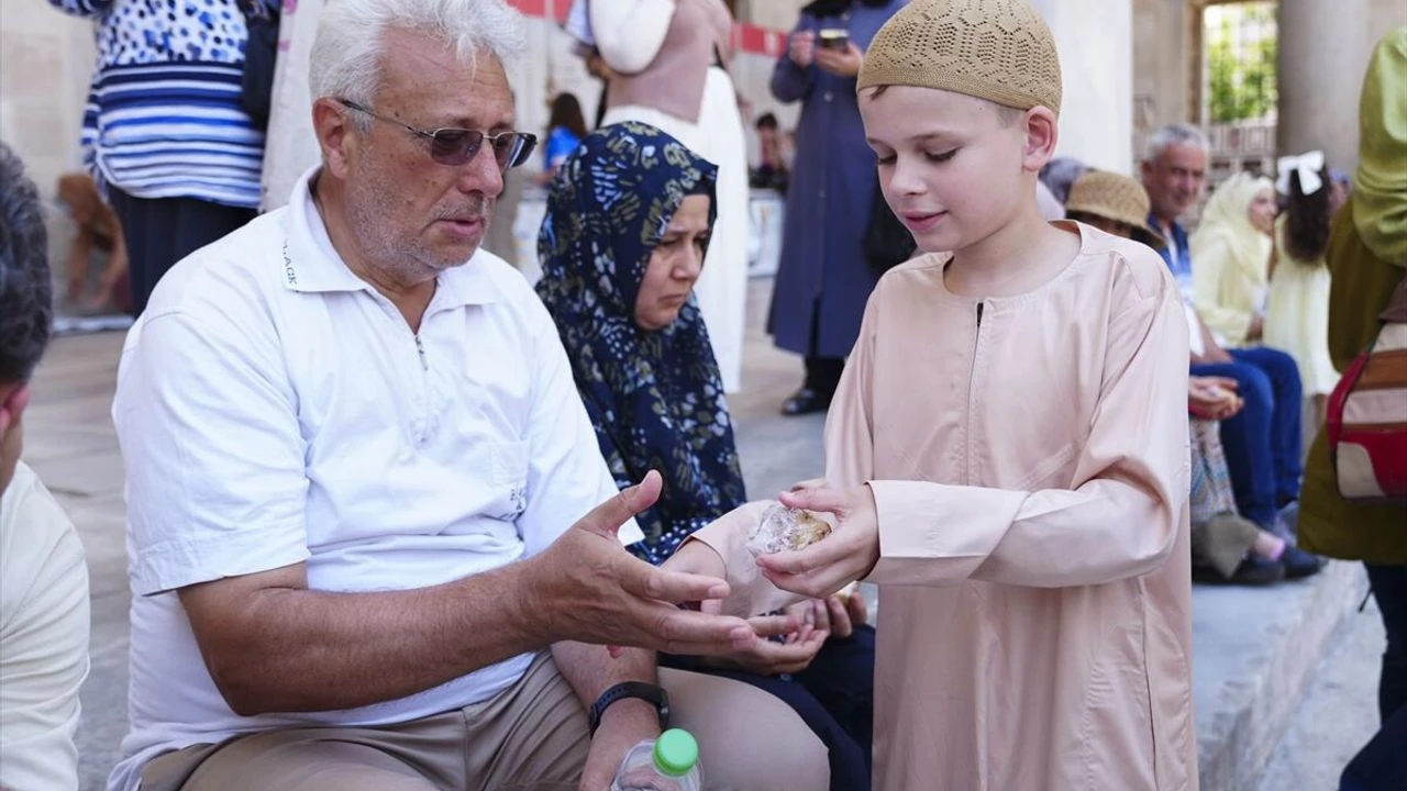 İngiliz çocuktan Müslüman karşıtlığına karşı İstanbul'da kekli kampanya!