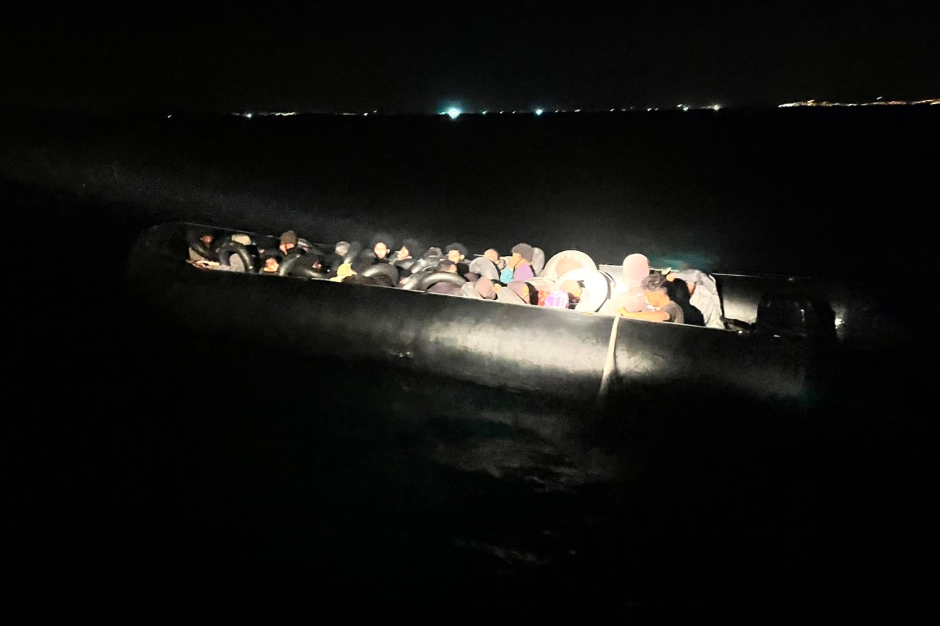 Aydın açıklarında 38 düzensiz göçmen ile 2 göçmen kaçakçısı şüphelisi yakalandı.