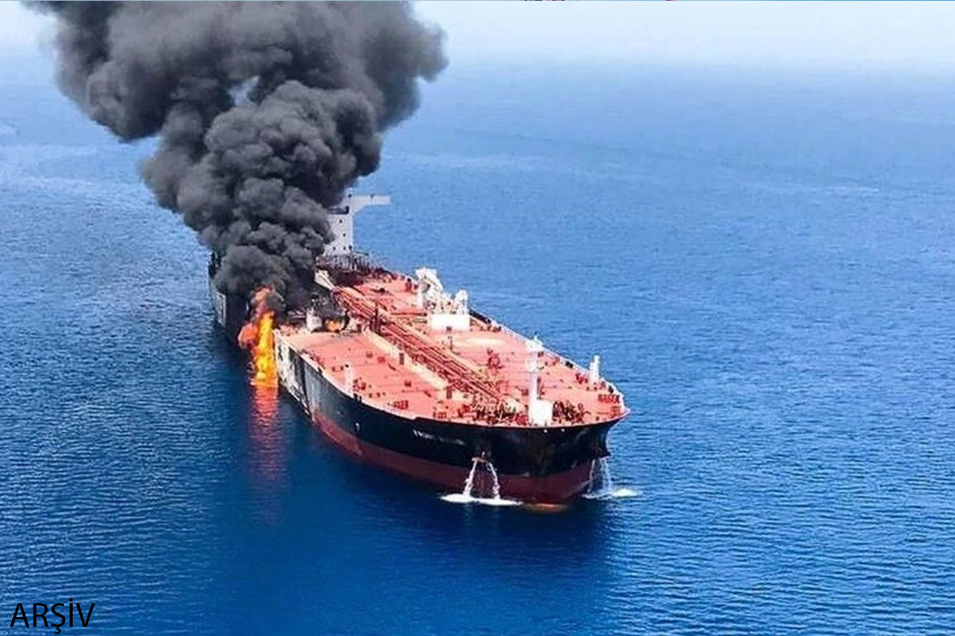 Hürmüz Boğazı'nda iki petrol tankerinde patlama