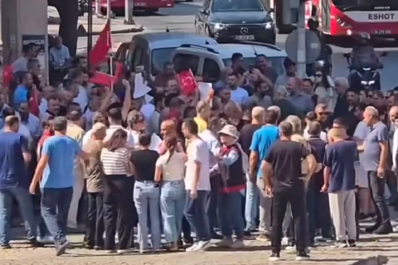 Kemeraltı esnafından otoparkın kapatılmasına tabutlu protesto