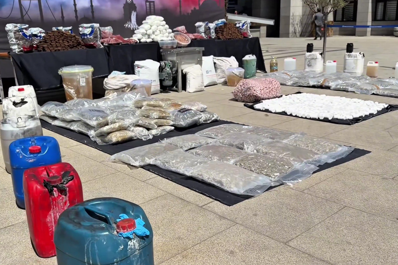İstanbul merkezli 11 ilde uyuşturucu operasyonu: 1 tonun üzerinde uyuşturucu ele geçirildi