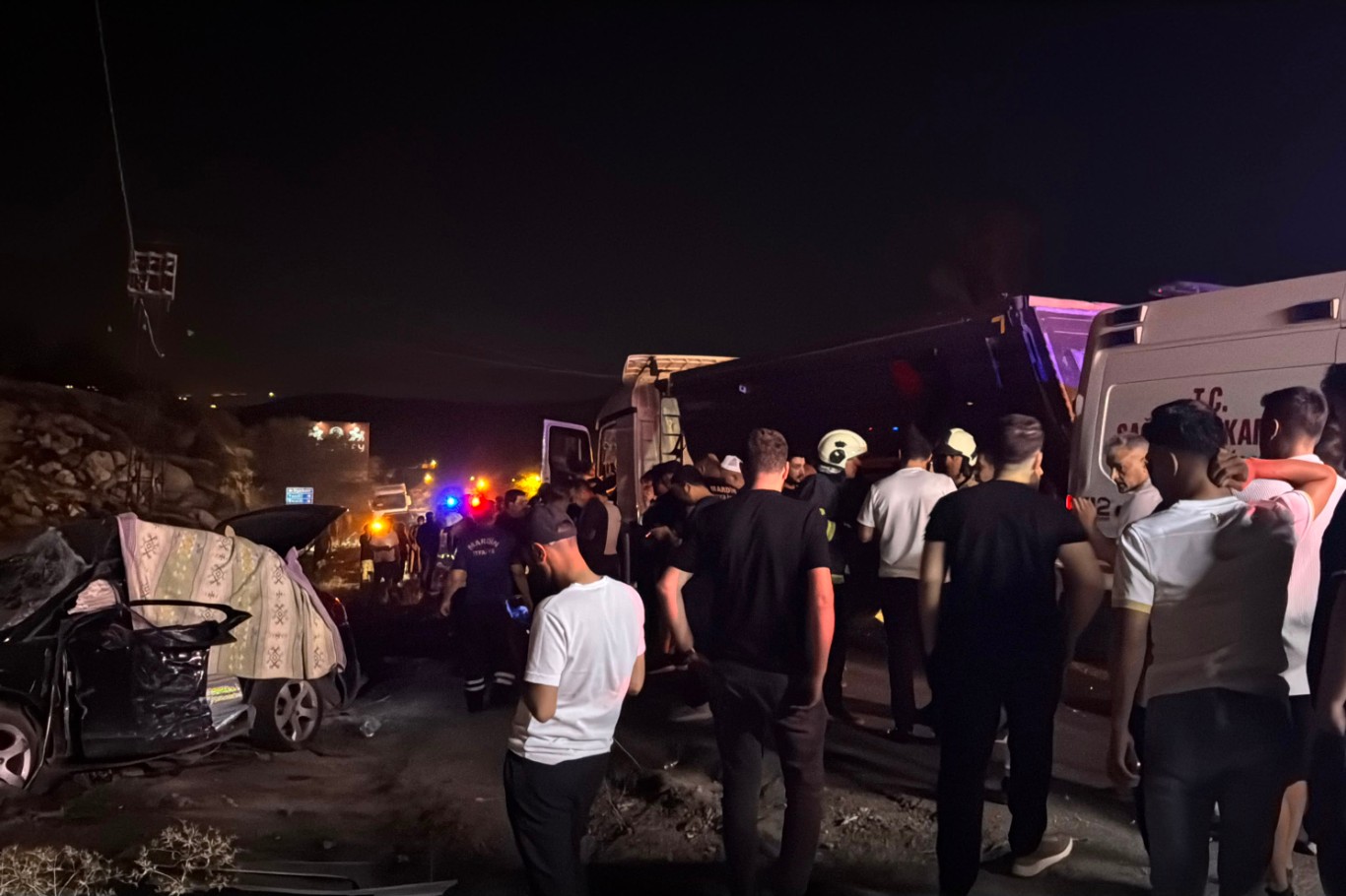 Mardin'de otomobil ile kamyonun çarpıştığı kazada 3 kişi öldü, 5 kişi yaralandı